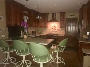 9 Midwood Rd, West Babylon, NY 11704