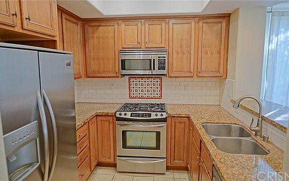 4th image of 5753 N White Oak Ave #18