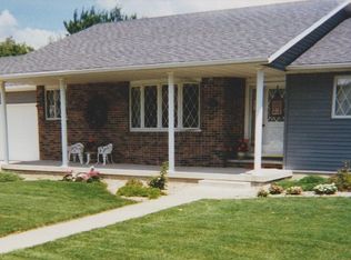 106 N Randolph St, Stacyville, IA 50476