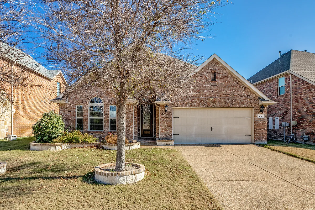 Driveway - 704 Thetford Ln
