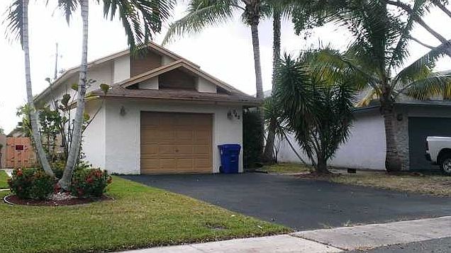 1st image of 565 Lakeside Cir