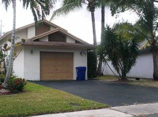 565 Lakeside Cir, Fort Lauderdale, FL 33326