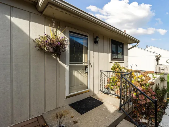 12129 Shenandoah Dr, South Lyon, MI 48178