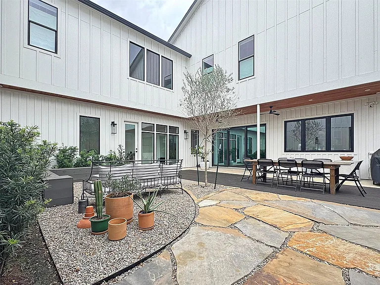 408 Pecore St — Photo 35
