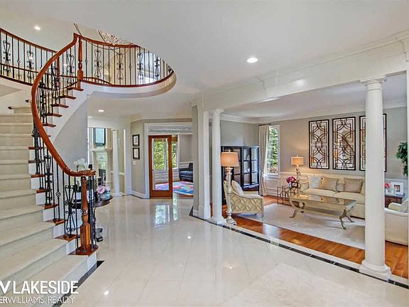 4th image of 2738 Hawthorne Dr S