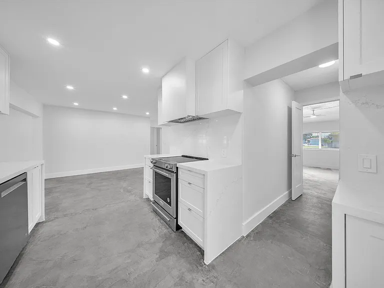 1721 N 16th Ct — Photo 9