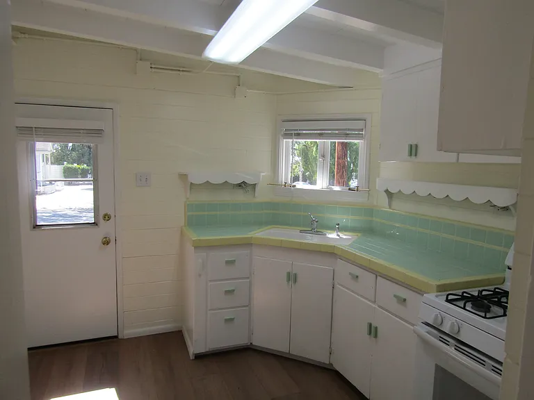 404 E Locust Ave — Photo 17