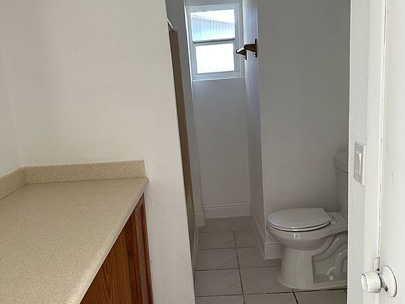 5th image of 210 Linda Ave
