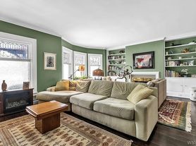28 Colonial Cir, Buffalo, NY