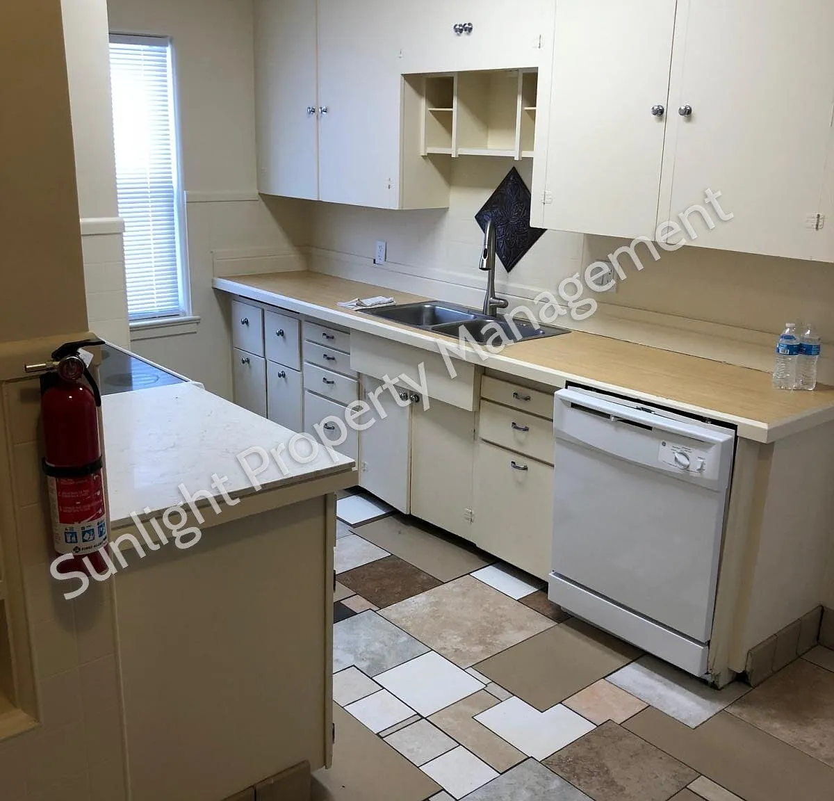 3 bed, 1.5 bath, 1648 sqft, $1,995 — Photo 2