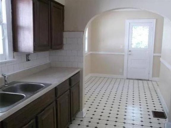 3rd image of 5527 Euclid Ave