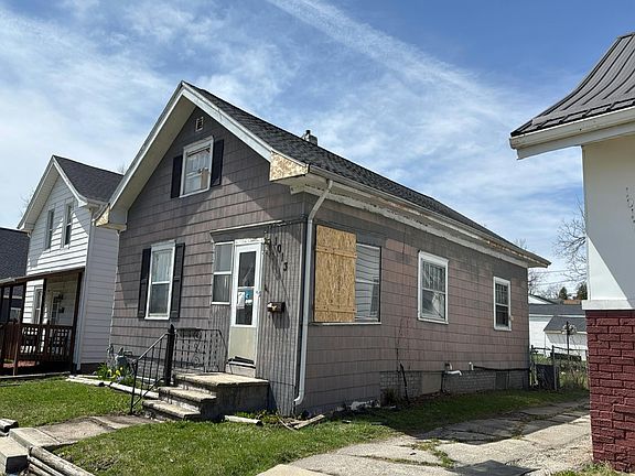 2nd image of 1013 17th St NE