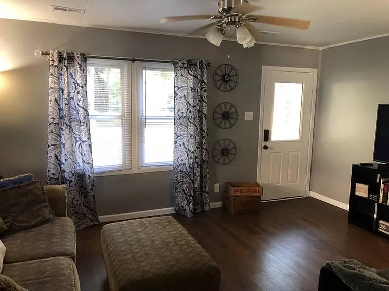 212 Crystal Lake Dr — Photo 2