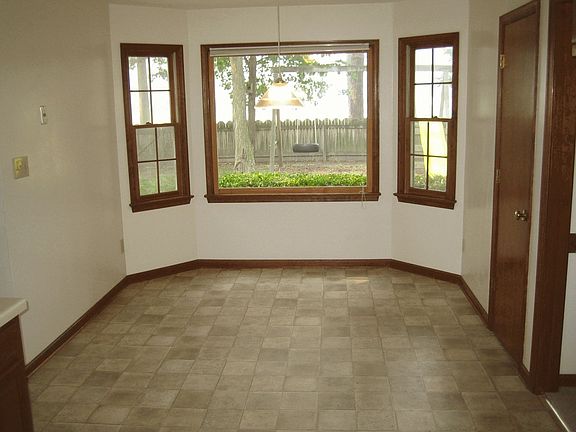 Kitchen eating area