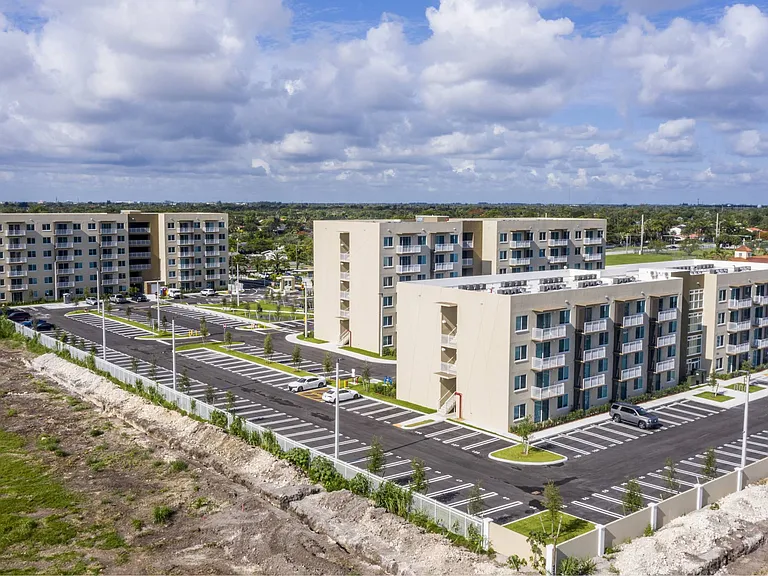 Village at Coral Reef — Photo 3