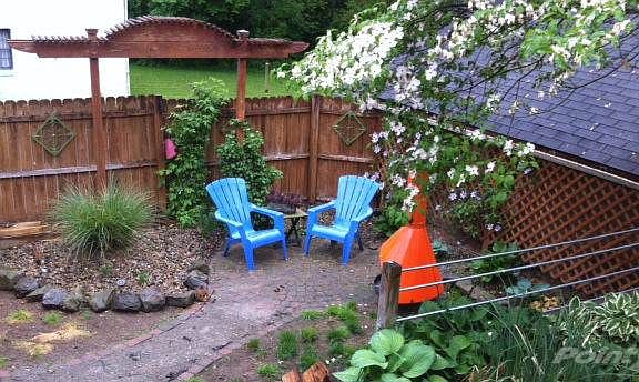 PARK LIKE PATIO