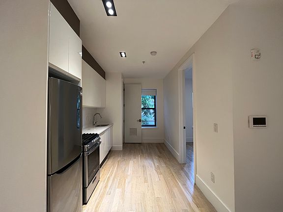 4th image of 32 Magnolia Ave #1O3
