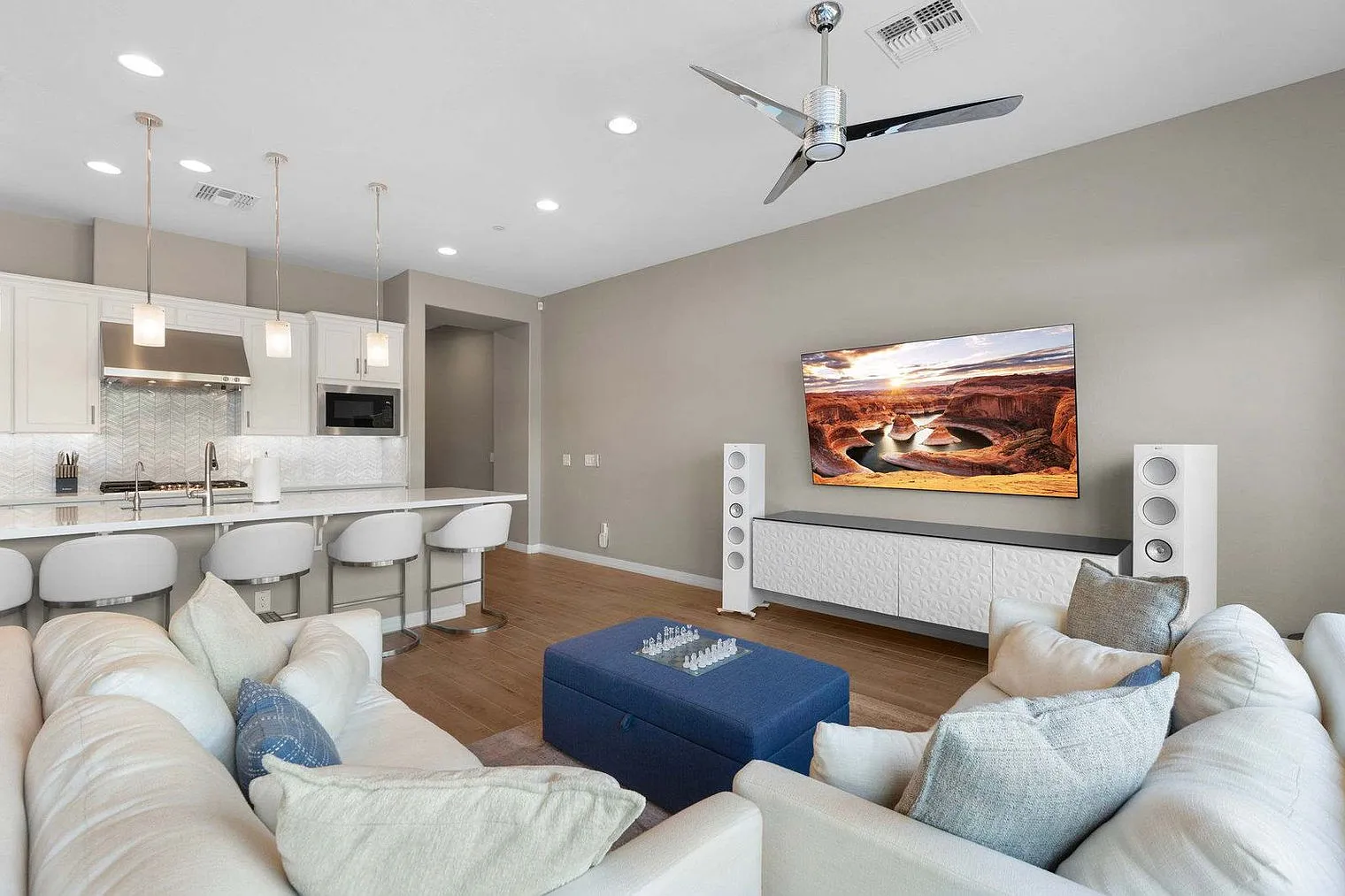 3 bed, 2.0 bath, 2400 sqft, $5,284 — Photo 2