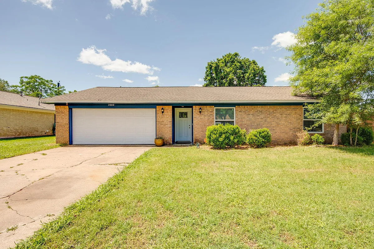 Building Photo - 3000 Longleaf Dr
