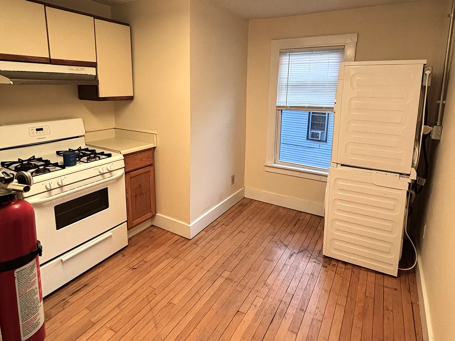 3 bed, 850 sqft, $2,650 — Photo 2
