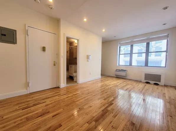 160 East 28th Street image 1 of 4