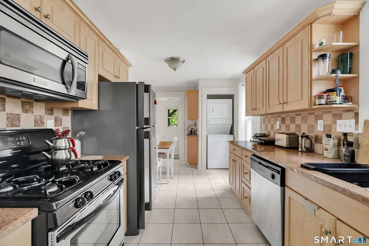 2 bed, 850 sqft, $2,400 — Photo 2