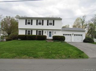 8 Cimorelli Dr, New Windsor, NY 12553