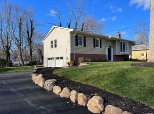 23 Rolling Rd, Miller Place, NY 11764
