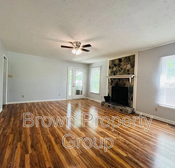 121 Sprucepine Dr — Photo 5