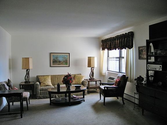 2nd image of 505 Central Park Ave APT 527