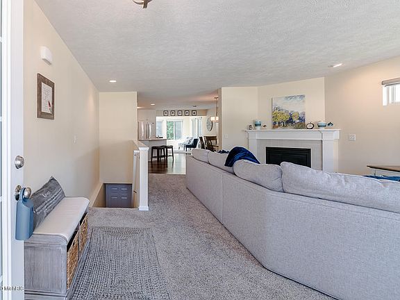 4th image of 941 S Sandalwood Cir