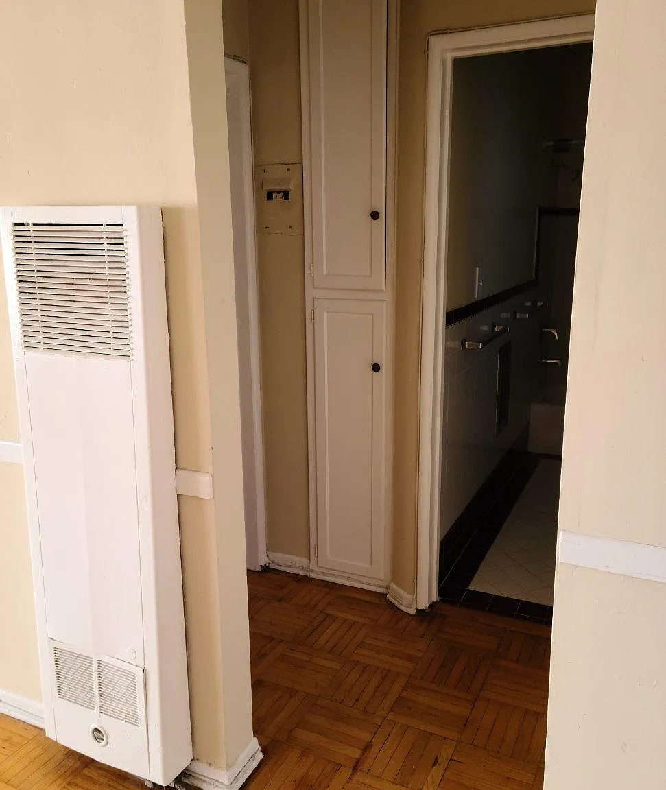 1741 N Kingsley Dr — Photo 2