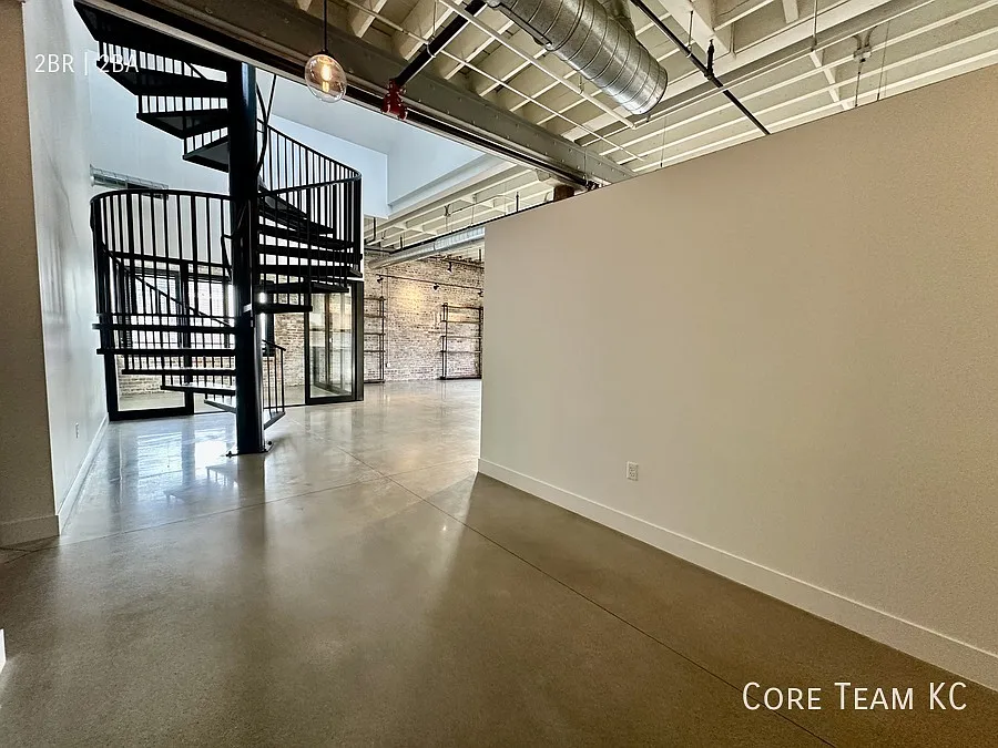 Downtown Penthouse For Rent with Private Rooftop Patio — Photo 4