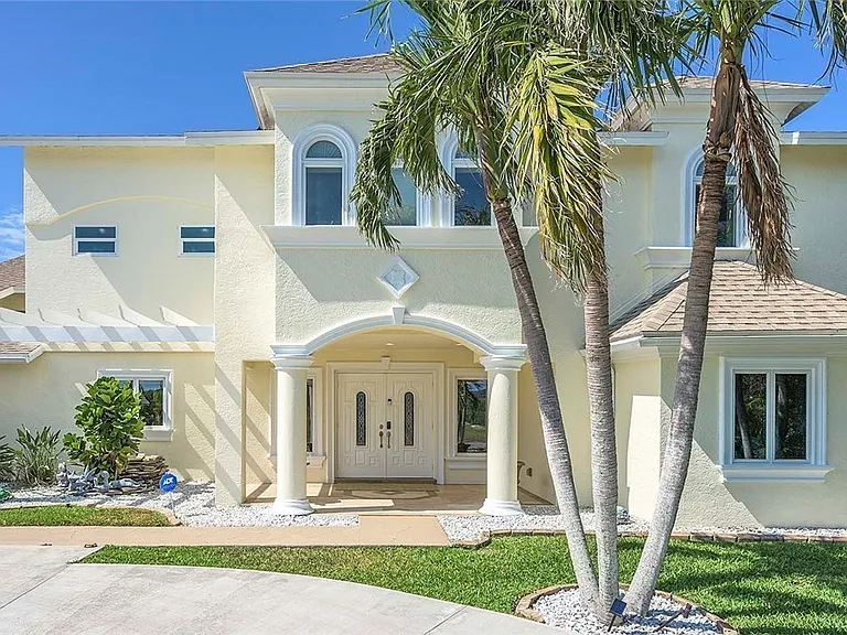 5208 SW 8th Ct — Photo 2