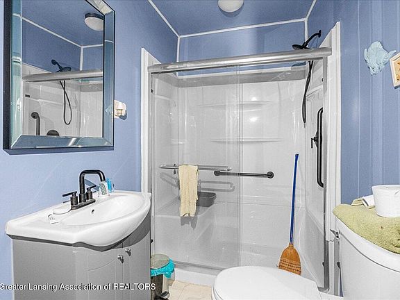 9th image of 1605 Hillcrest St