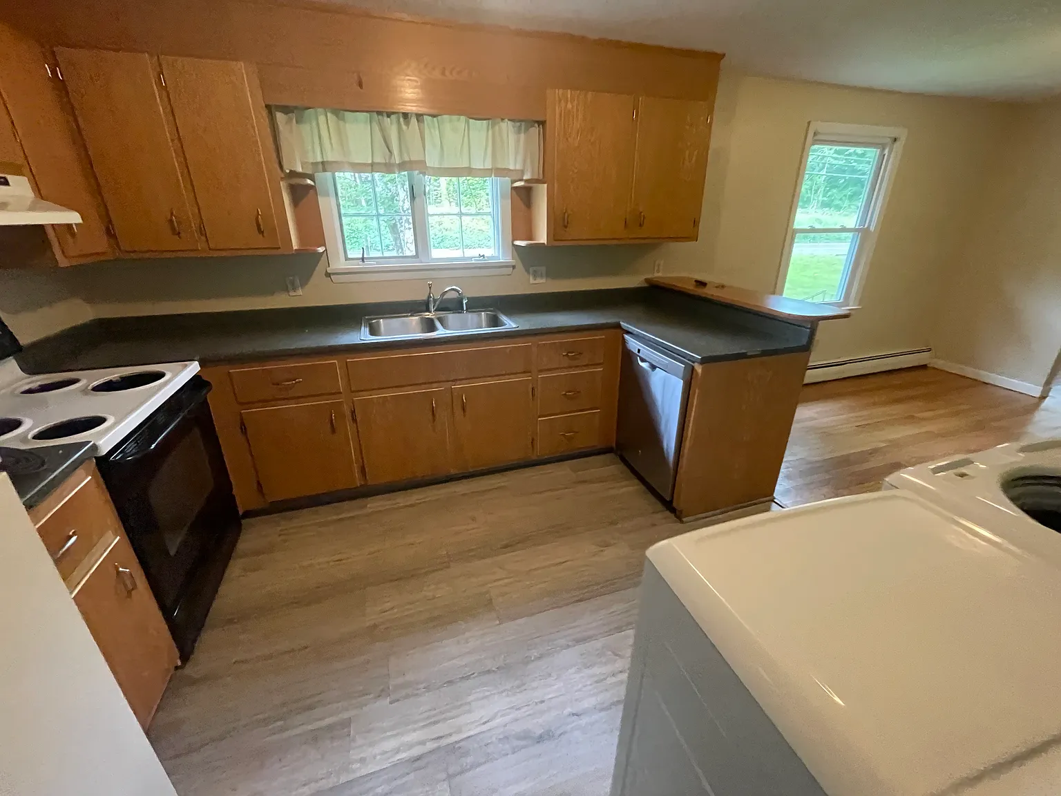 4 bed, 1.5 bath, 1568 sqft, $4,200 — Photo 3