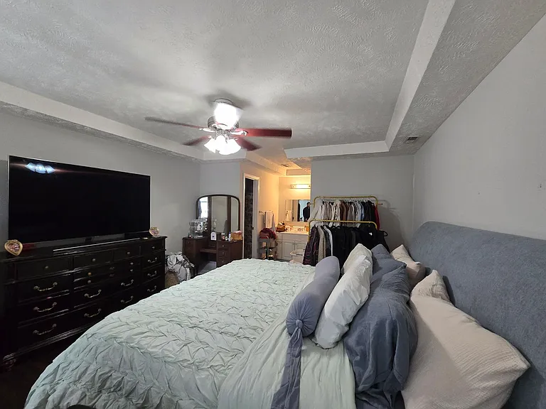 111 Greentree Dr — Photo 4