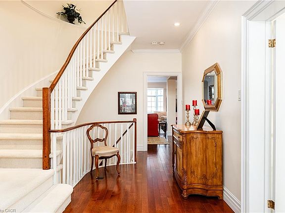 5th image of 23 Chisholm St