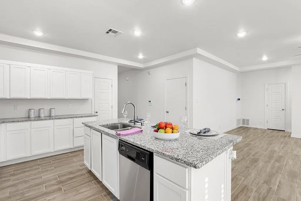 12816 Linstead Ave — Photo 3