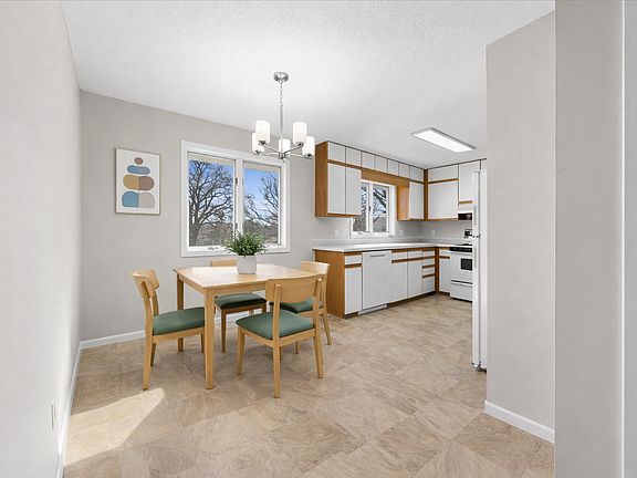 4th image of 235 14th Ave S