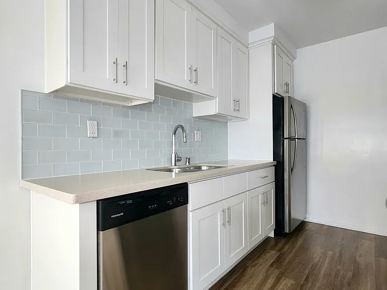 1433 S Saltair Ave #8 — Photo 6