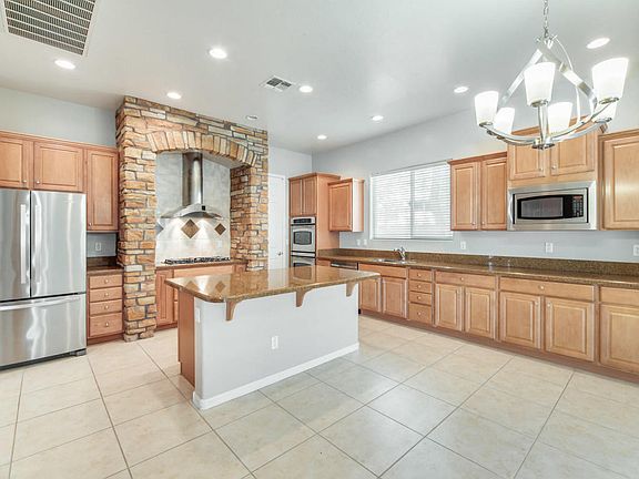 3rd image of 624 E Bellerive Pl