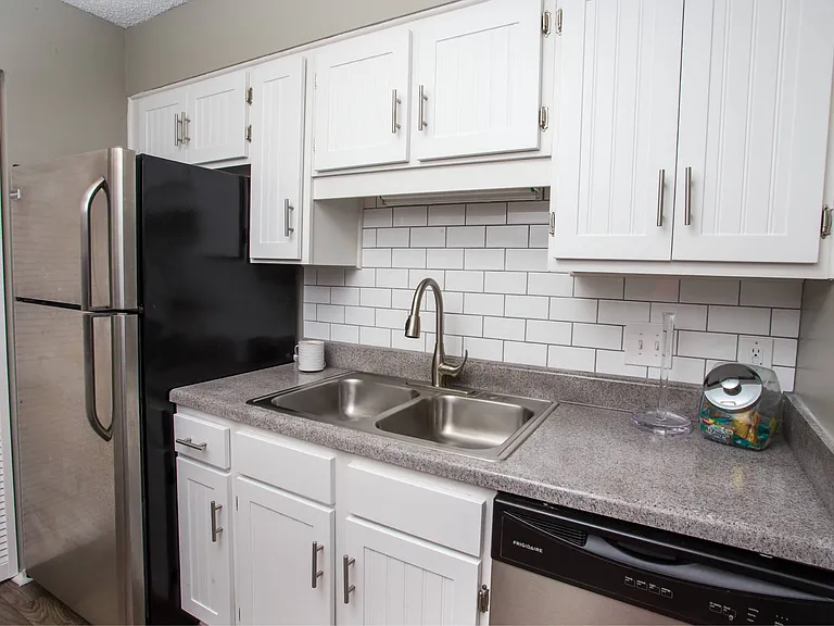 700 Riverchase Apartments — Photo 7