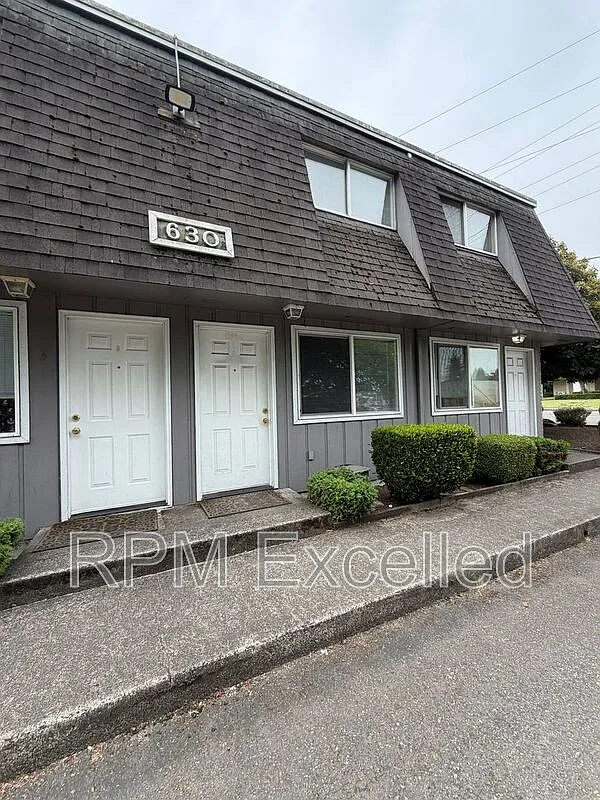 2 bed, 1.5 bath, 900 sqft, $1,750 — Photo 2