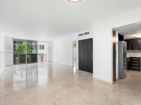 800 West Ave