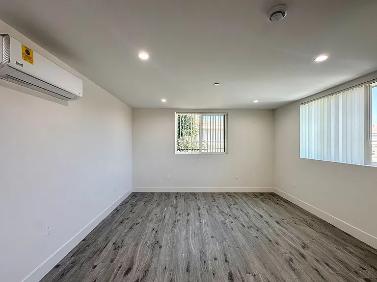 11512 Oxford Ave — Photo 7