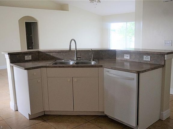 4th image of 415 NE Juanita Pl