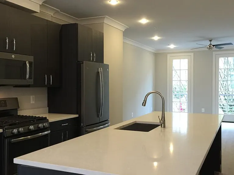 906 N Buchanan St — Photo 4
