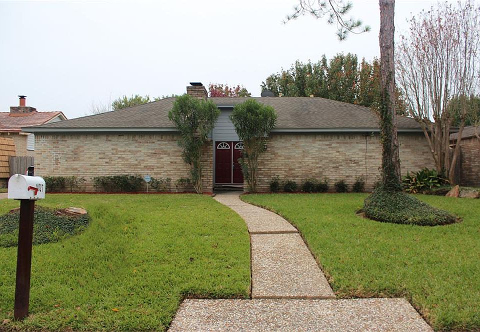 This adorable home has a great yard and tucked away entrance. Located conveniently in the Energy Cor