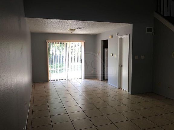 4th image of 1225 Royal Crest Dr